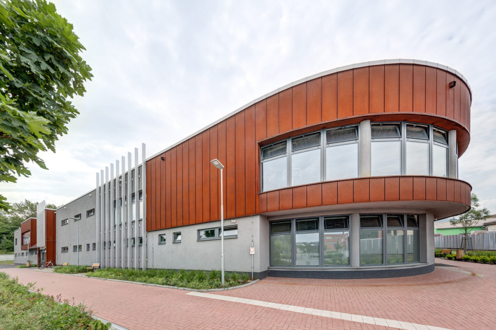 Kombinácia moderného dizajnu a surovej krásy Cortenu na fasáde vytvára úžasný vizuálny efekt.