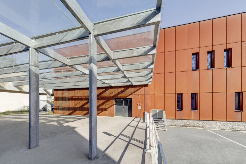 Corten, materiál s históriou a charakterom, ktorý sa stáva čoraz populárnejším v modernej architektúre.