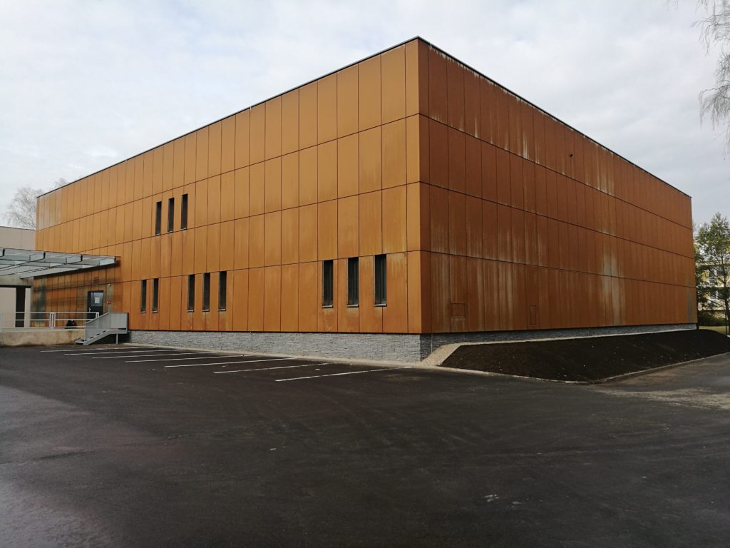 Časom sa meniaci vzhľad Cortenovej ocele, ktorá odhaľuje jej prirodzený proces starnutia a zrenia. 5 mesiacov po montáži