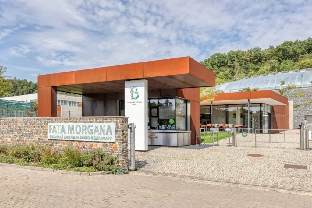 Obklad vstupu z hrdzavého plechu corten na botanickej záhrade v Prahe