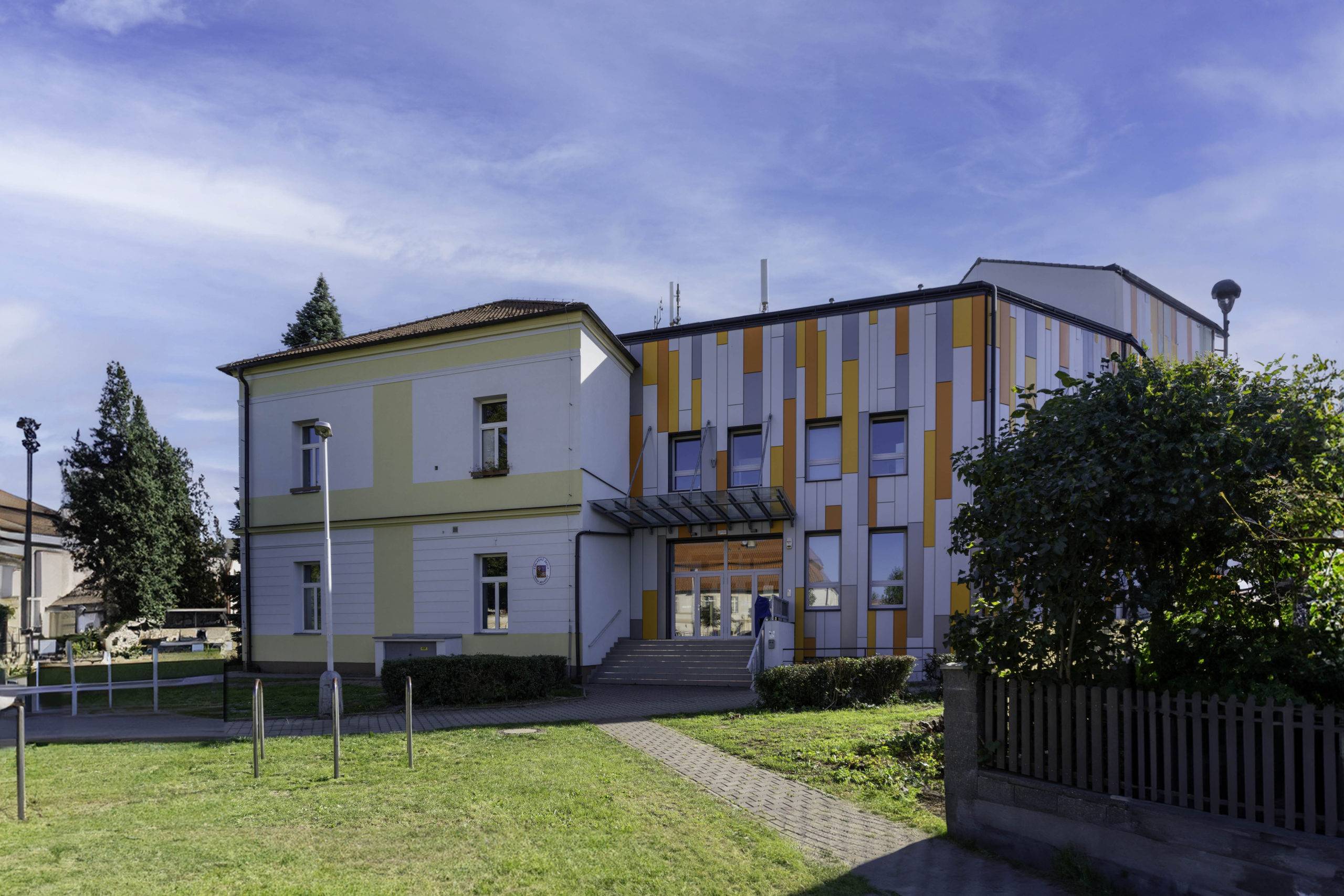 Prevetrávané fasády DEKMETAL - Školy a školské zariadenia