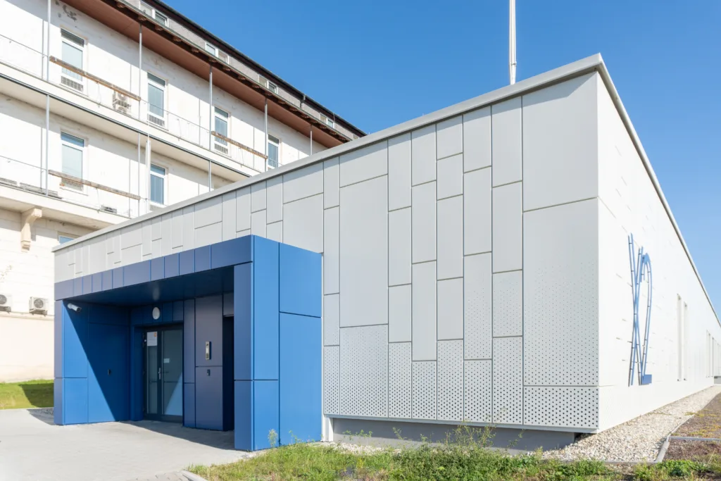 Realizácia fasády DEKMETAL s fasádnymi kazetami z hliníka