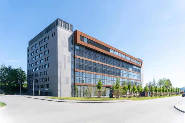 Moderná budova s fasádnym obkladom DEKMETAL z cortenu